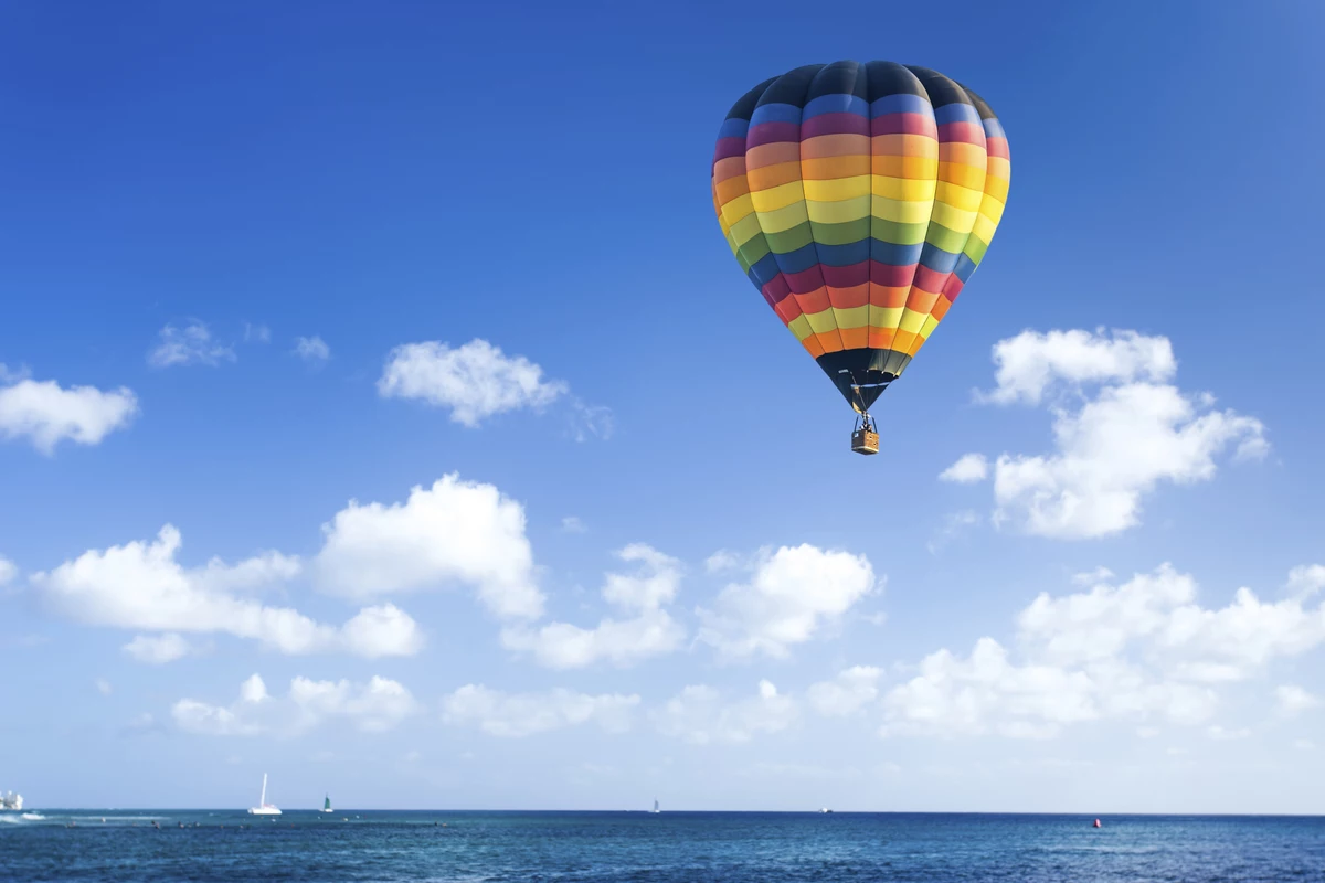 Воздушный шар на море. Воздушный шар с корзиной над океаном. Воздушный шар над морем. Воздушный шар с корзиной над морем. Воздушные шары над океаном.