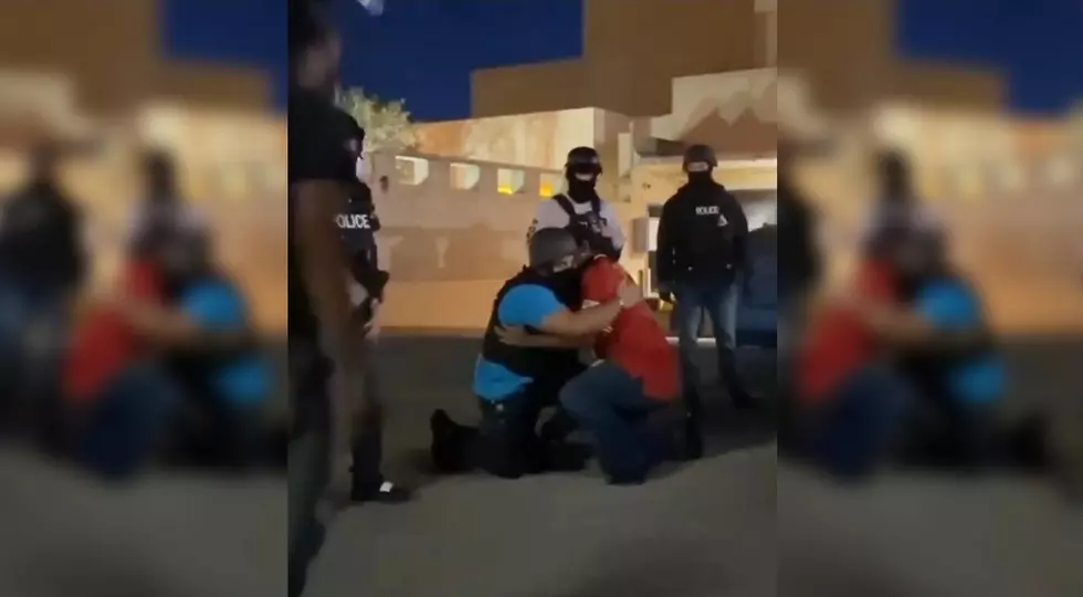 El Paso Police Officer Kneels in Solidarity with George Floyd Protesters