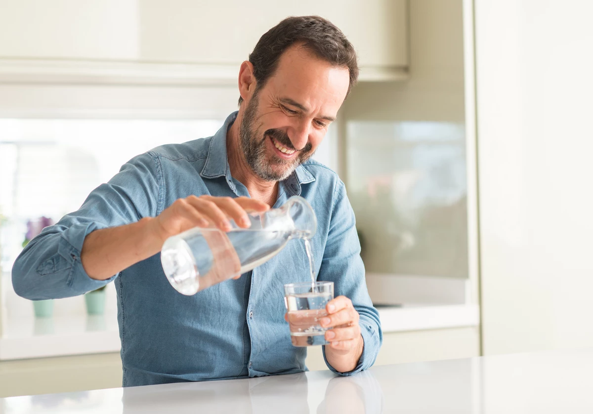 Мужчина пьет форум. Мужчина со стаканом воды. Парень со стаканом. Мужчина пьет из стакана. Мужчина пьет воду из стакана.