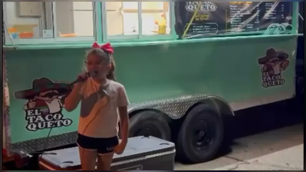 Adorable Live Music Outside Of This El Paso Food Truck Is Giving Us Selena Vibes