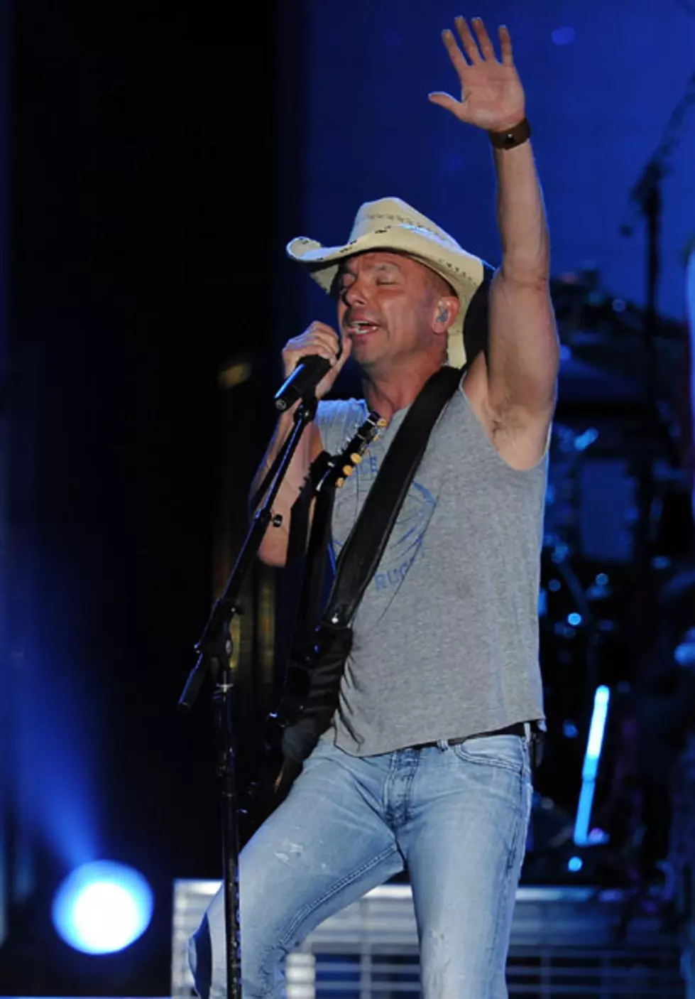 Kenny Chesney Performs To Huge Crowd At Lambeau Field [VIDEO]