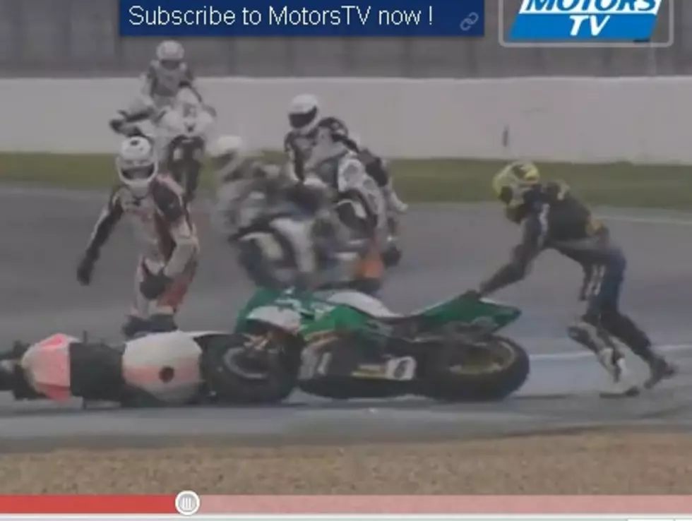 Two Motorcycles Dance During Race [VIDEO]