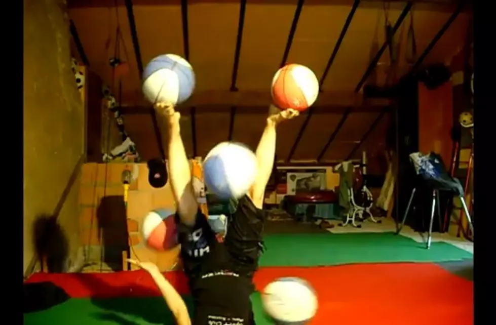 Cute Redhead Juggles 5 Balls [VIDEO]