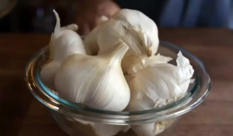 Peeling Garlic is Easy&#8230;If You Do it This Way [VIDEO]