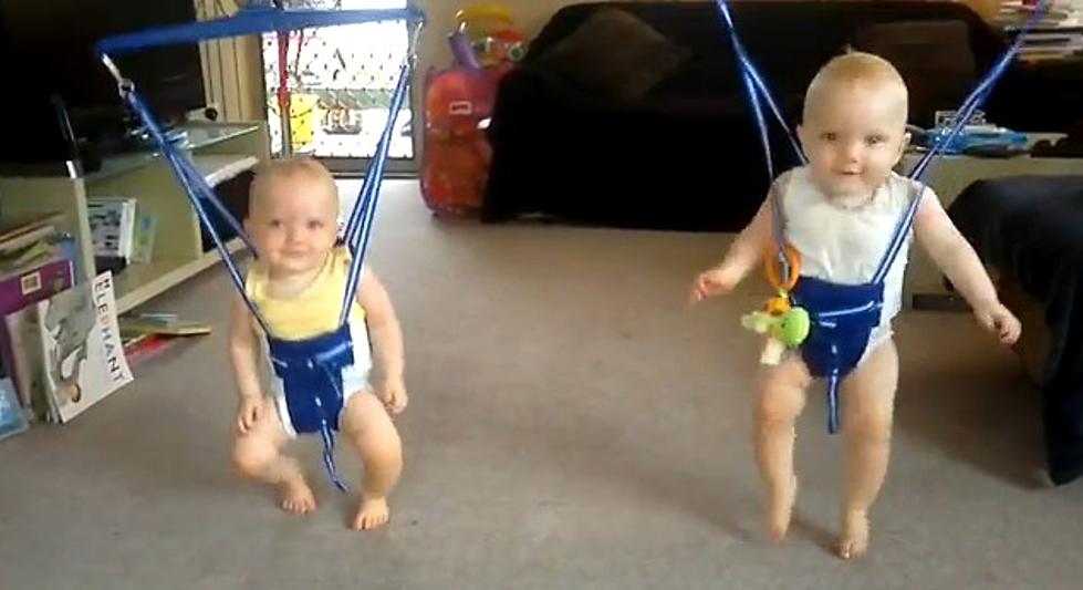 Twins Bouncing To Johnny Cash [VIDEO]