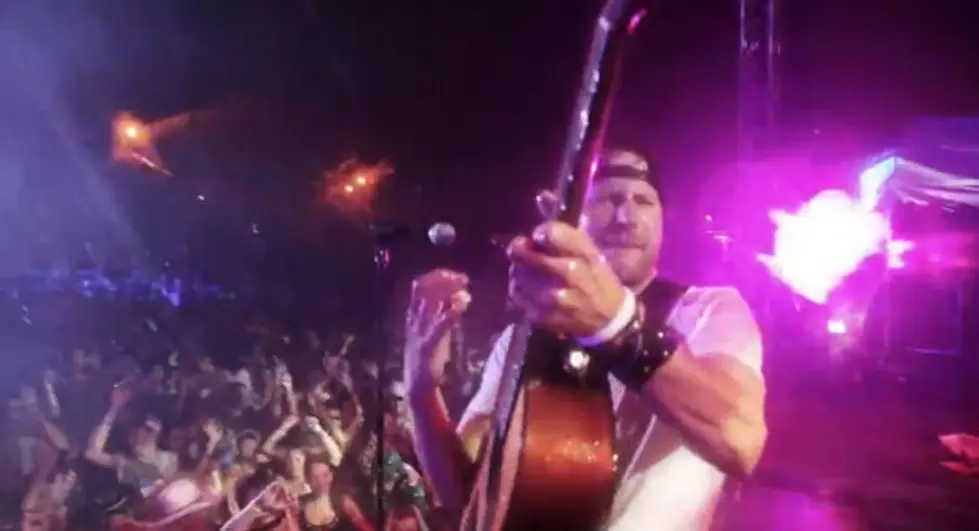 Dierks Plays ‘Home’ in the Rain [VIDEO]