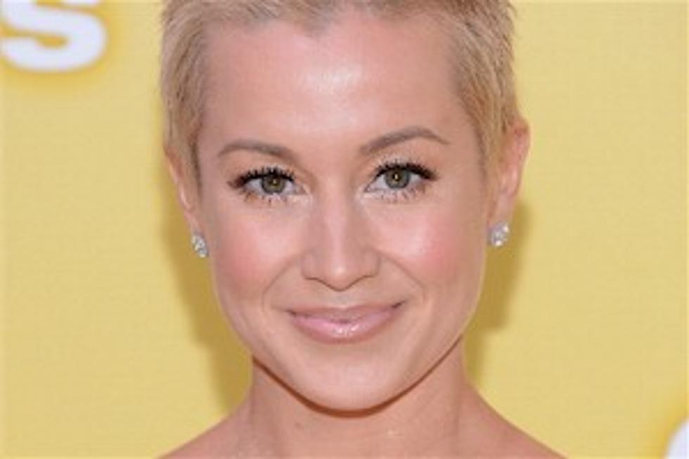Kellie Pickler Looks Great At CMA Awards With Her Short Hairstyle, Concert Tour Continues