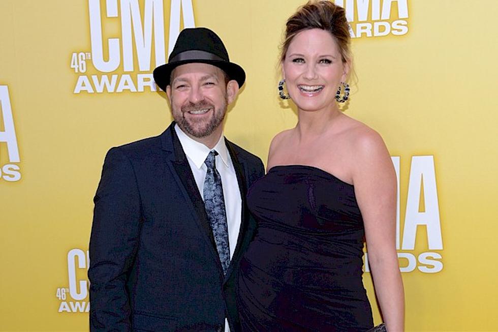 Nettles Shows Off Baby Bump at CMAs