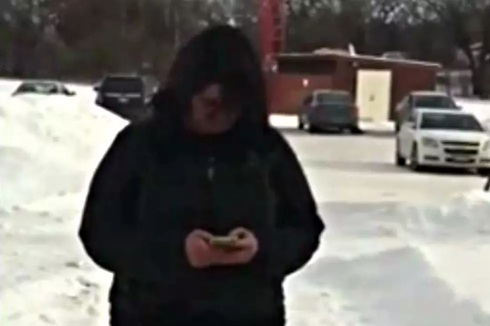 Walking And Texting Can Be Extremely Embarrassing [VIDEO]