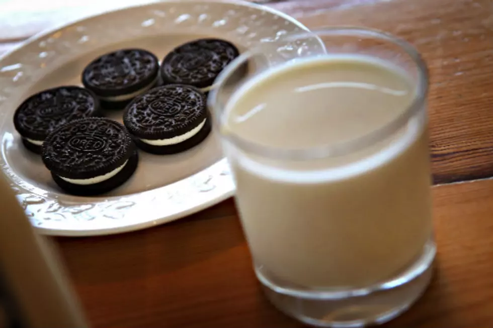 These Oreo Trick Shots in to a Glass of Milk Show True Talent [VIDEO]