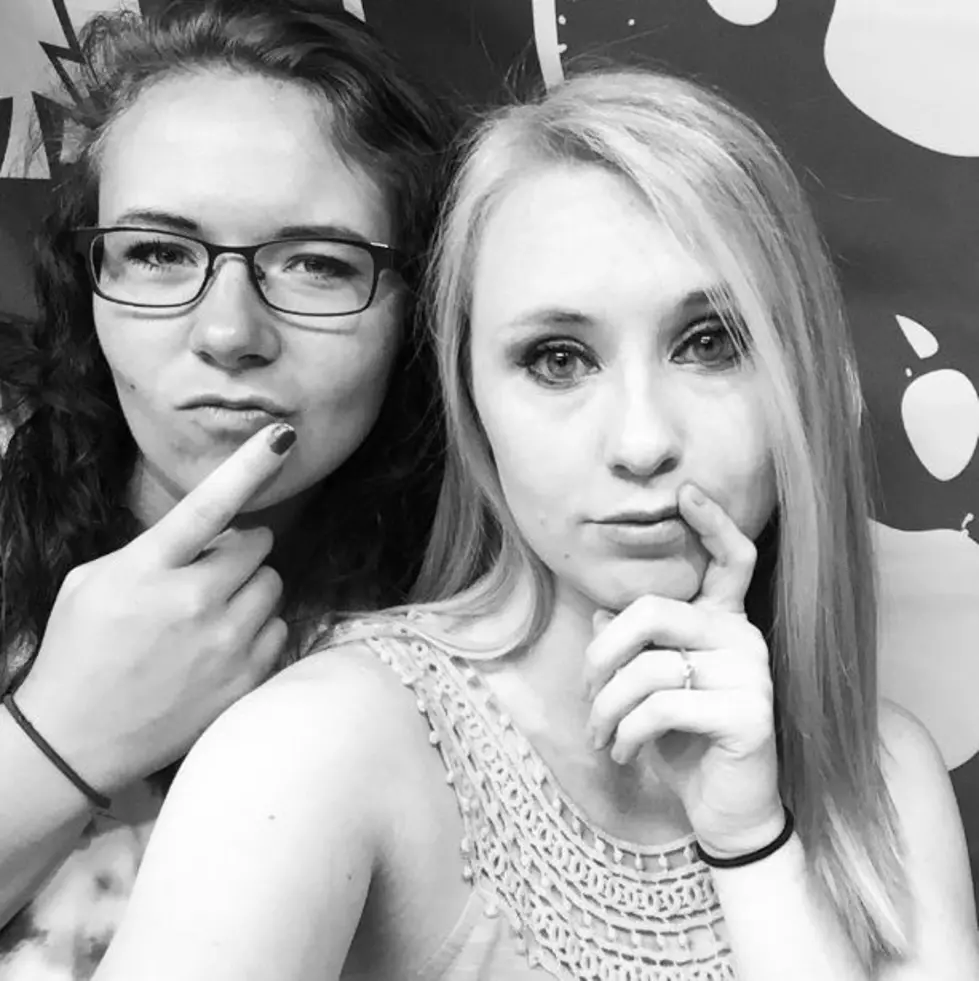 “Finger Mouthing” Is IN And “Duck Lips” Are OUT–New Photo Craze [PHOTO]