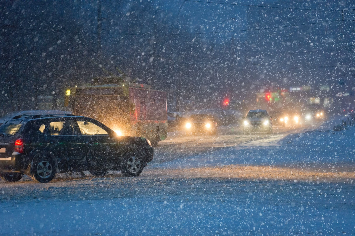 Сильный снег ночью. Сильный снегопад ночью. Ночная зимняя дорога. Снежная буря машина. Метель на дороге ночью.