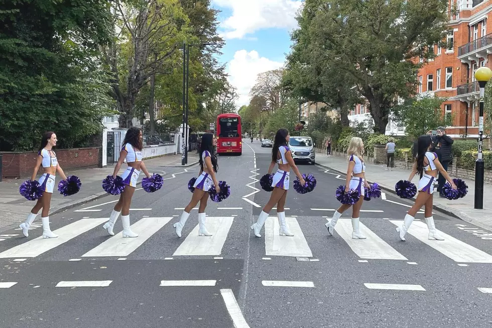 Minnesota Vikings Cheerleaders Recreate Iconic Abbey Road Photo in London