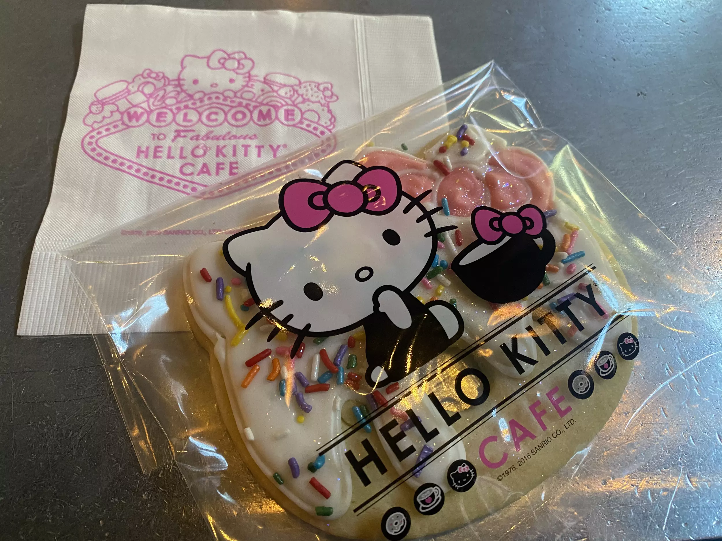 X 上的Hello Kitty Cafe：「Say hello to the holidays with our new
