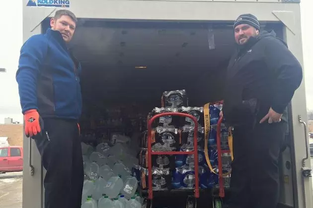 Battle Creek Pizza Department Delivers Bottled Water to Flint Residents