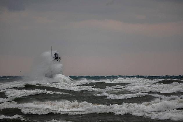 Photos &#038; Video Of Lake Michigan Waves Pummeling Ludington Lighthouse