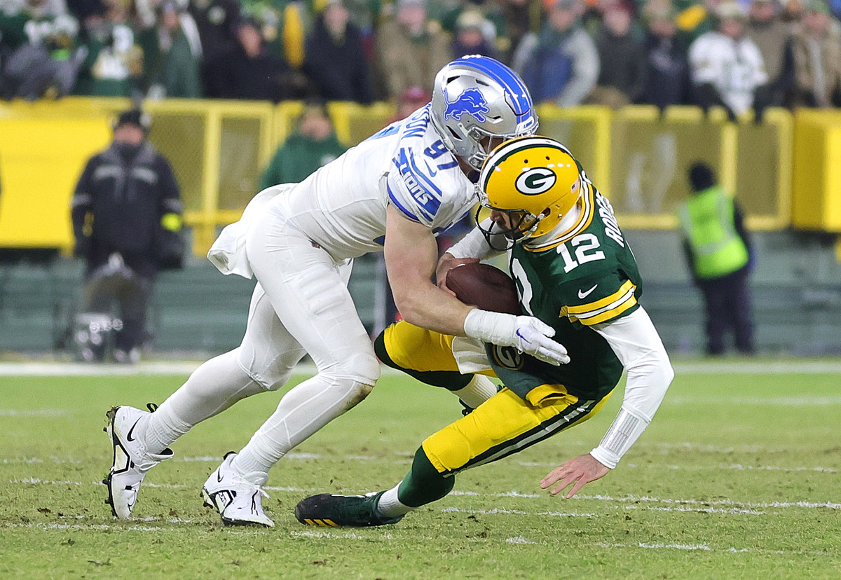 Aaron Rodgers looks hurt at Jeopardy! contestants missing Packers clue  (Video)