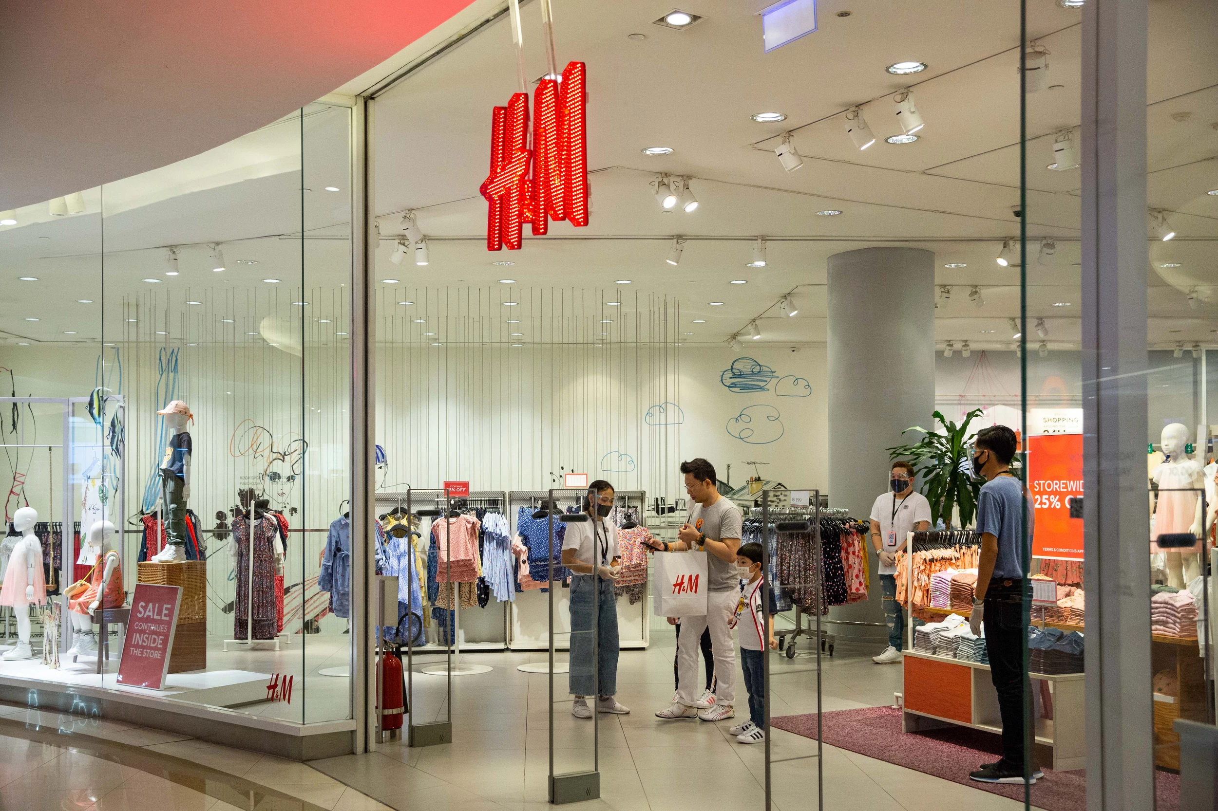 H&M Planning to Close 250 Store Locations in 2021