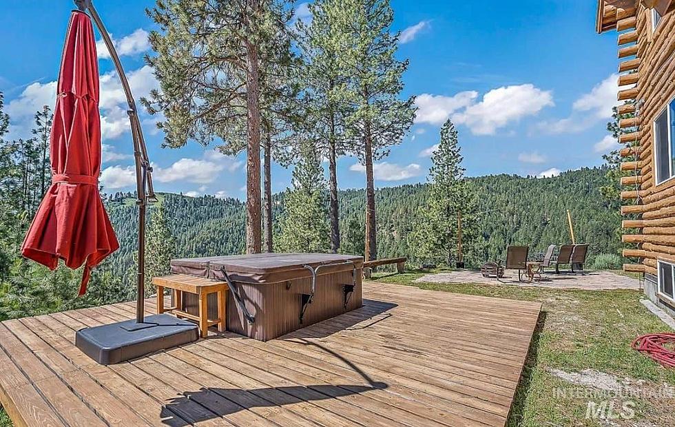 Get Your Friends To Go in on This Unbelievable Airbnb Idaho Cabin