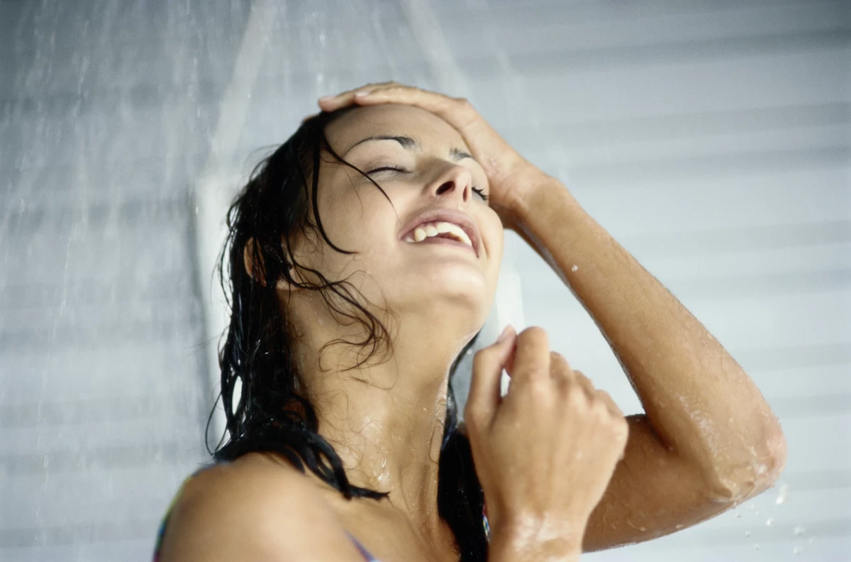 Видео женщина моется душе