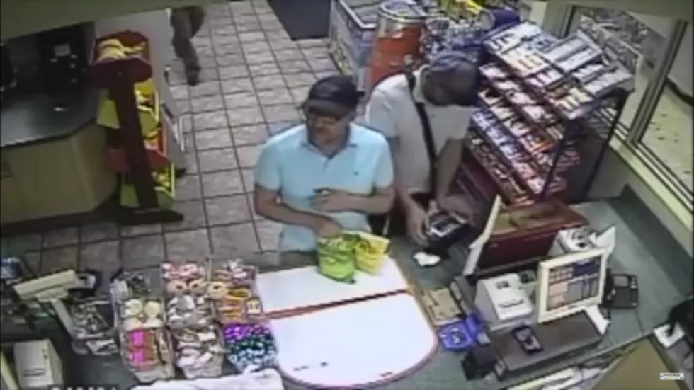 Criminals Quickly Place a Credit Card Skimmer on a Machine in a Gas Station [VIDEO]