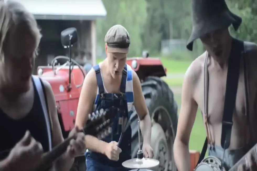 &#8220;Thunderstruck&#8221;  Hillbilly Style with Banjos and Spoons