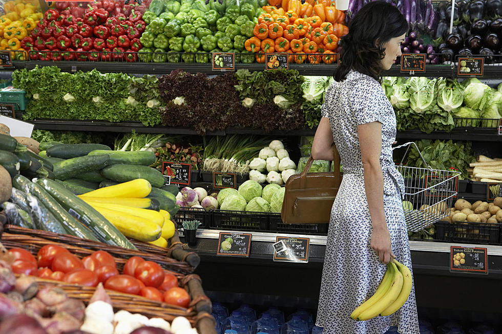 Crazy Woman Bathes In Grocery Store Produce Section [VIDEO]