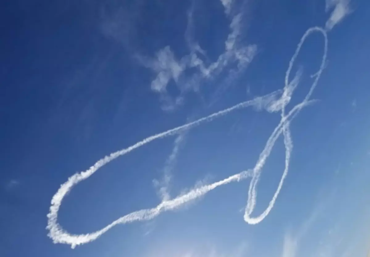 Жужжание в небе. Вид с самолета на облака. Облако в форме члена. След самолета. Надпись в небе самолетом.