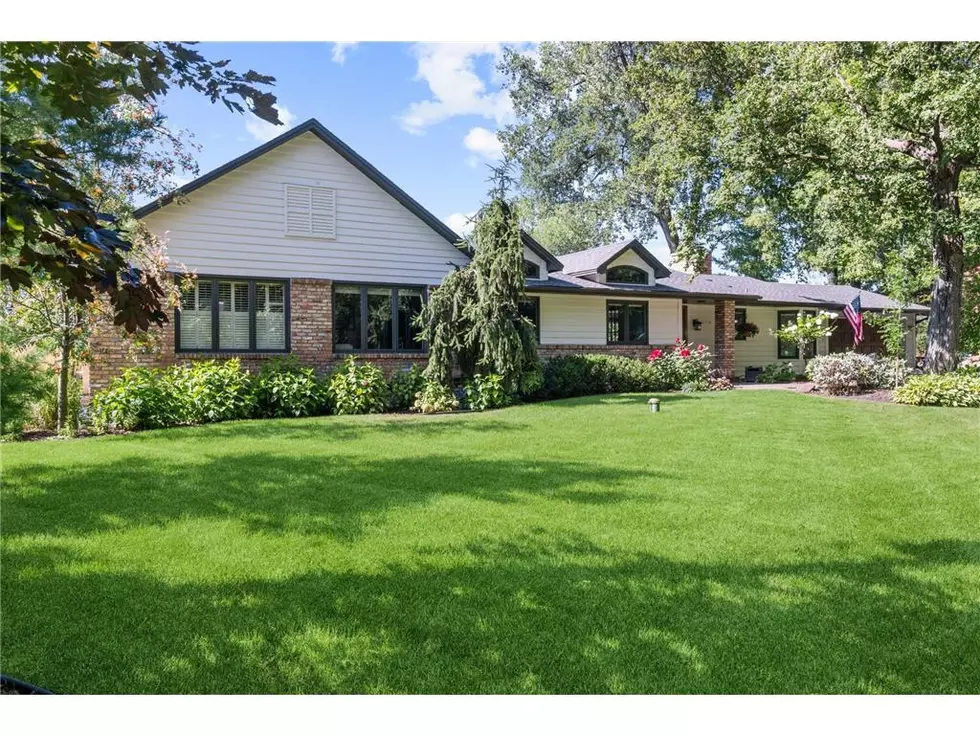 [PHOTOS] This 1961 Minnesota Lake Home was Listed at $1.4 Million