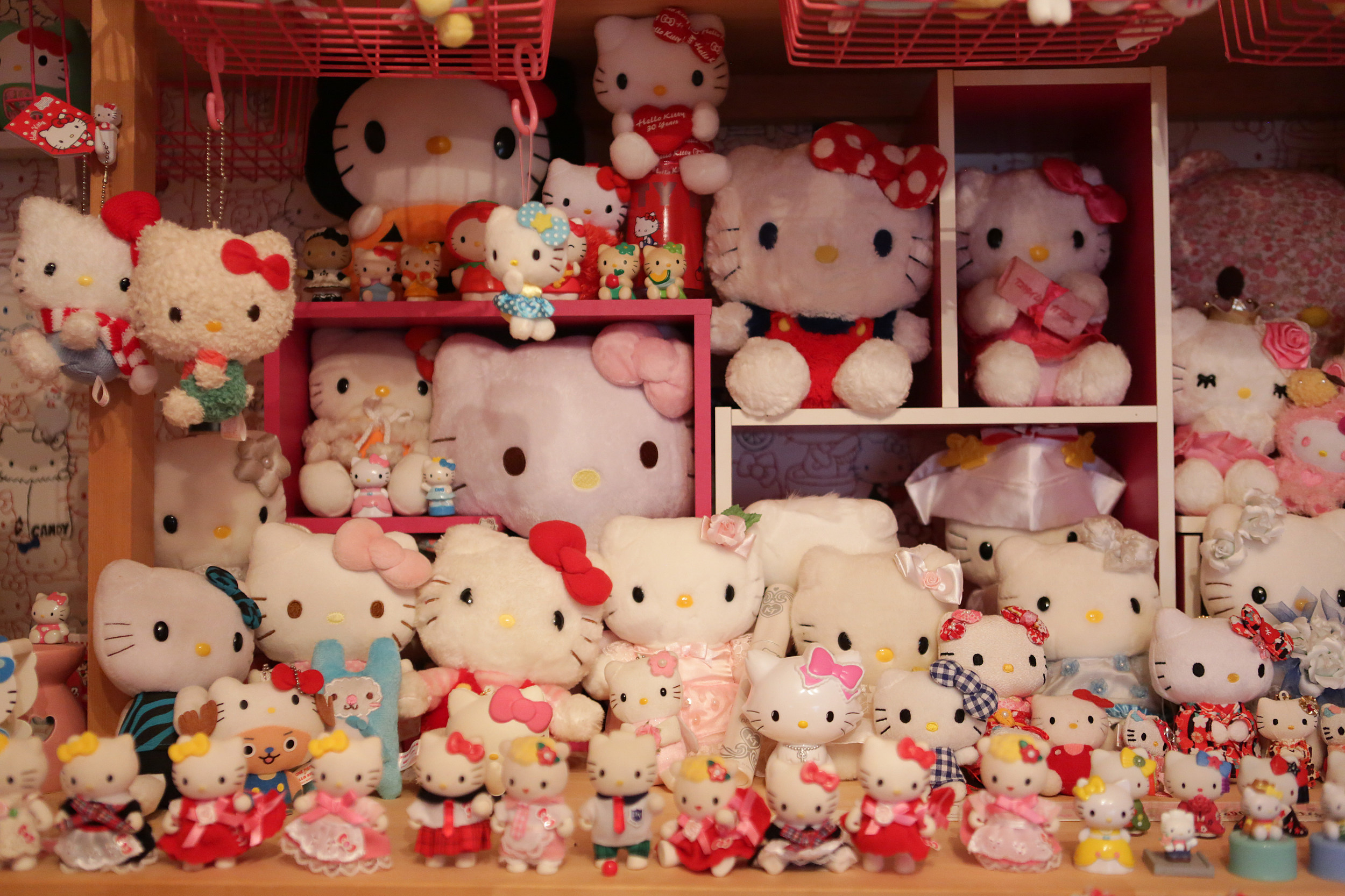 Хеллоу большая. Хэллоу Китти игрушки. Коллекция Хэллоу Китти игрушек. Hello Kitty Sanrio игрушка. Hello Kitty коллекция Sanrio.
