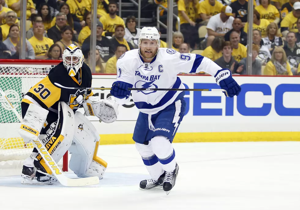 Stamkos Re-Signs With Lightning