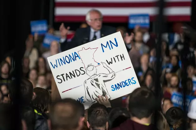 Hundreds Endure Long Lines to Cheer on Sanders