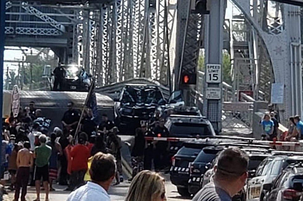 Line-3 Protesters Briefly Occupy Lift Bridge in Duluth, Minnesota