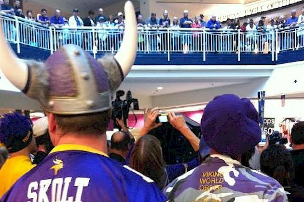 Governor, Vikings’ Jared Allen Rally Fans Before Stadium Vote