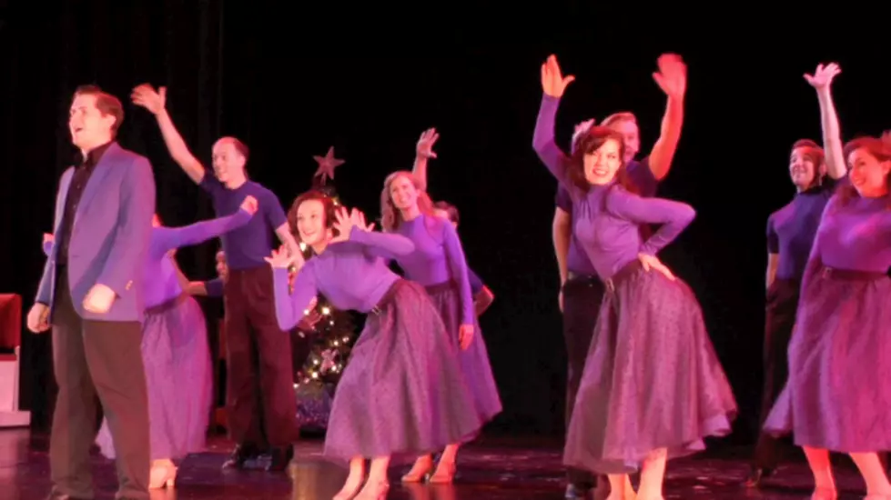 A White Christmas Covers The Paramount Theatre Stage [VIDEO]