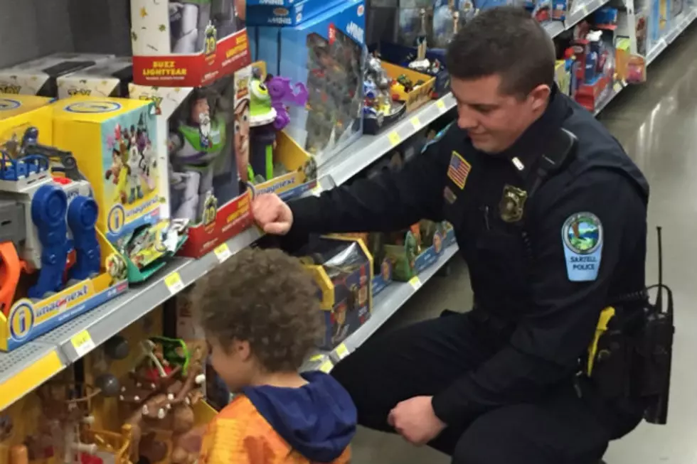 'Shop With a Cop' Spreads Christmas Cheer in Kids, Officers