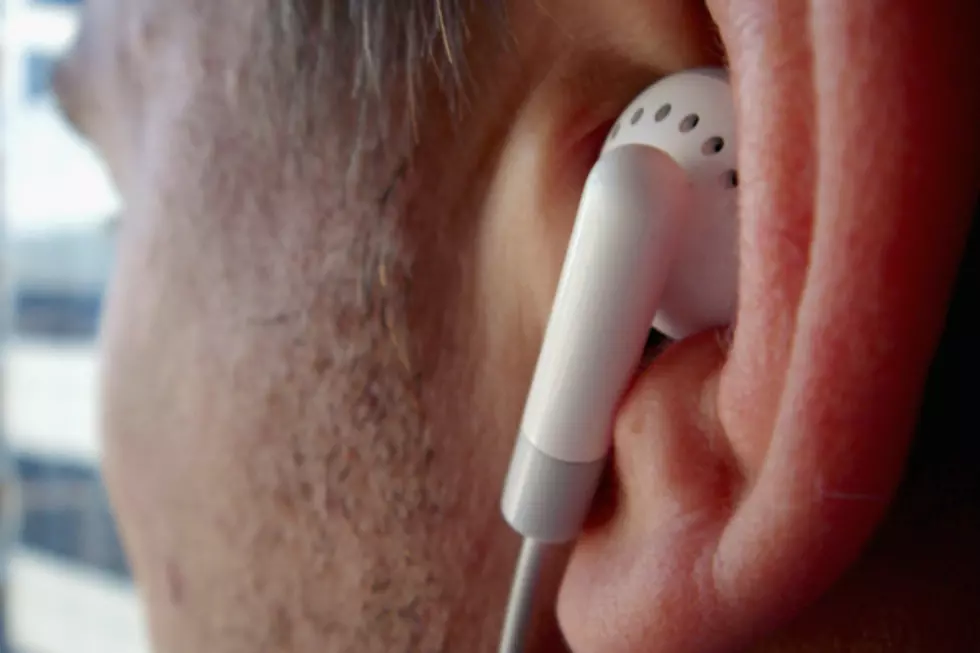 Police Cracking Down on Drivers Wearing Earbuds
