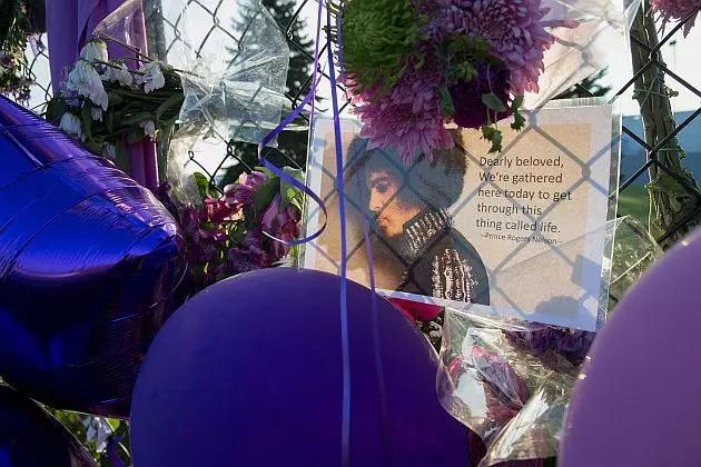 Reports: Prescription Drugs Found With Prince At Death Scene