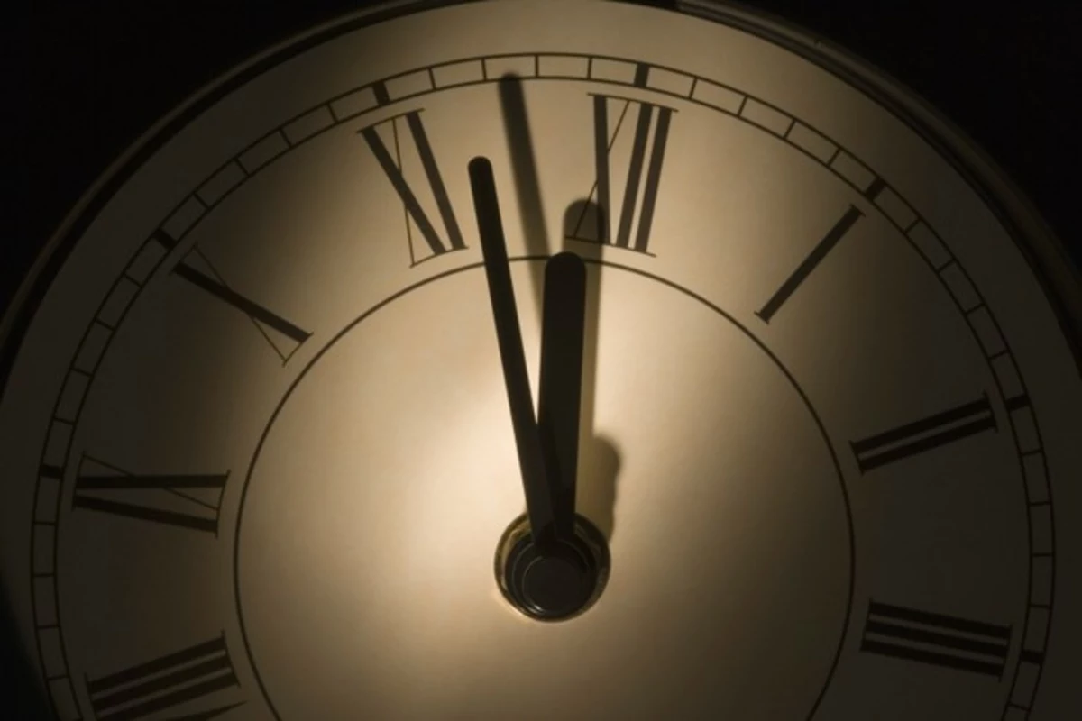 Картинка часы 12. Часы полночь. Часы бьют полночь. Часы показывают полночь. Старинные часы.