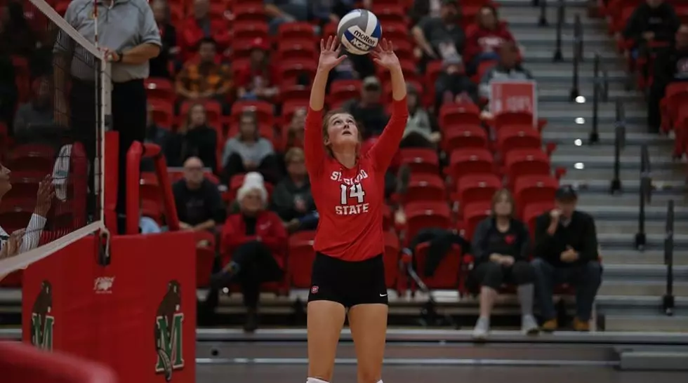 Huskies Fall to Mavericks in Five Sets