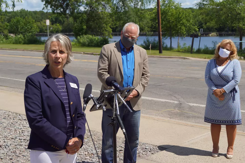 Walz Visits Sartell to Praise Non-Profits Effort to Provide Masks