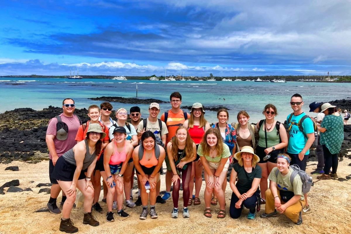 Un grupo de alumnos de ROCORI recorre las Islas Galápagos en un viaje de estudios