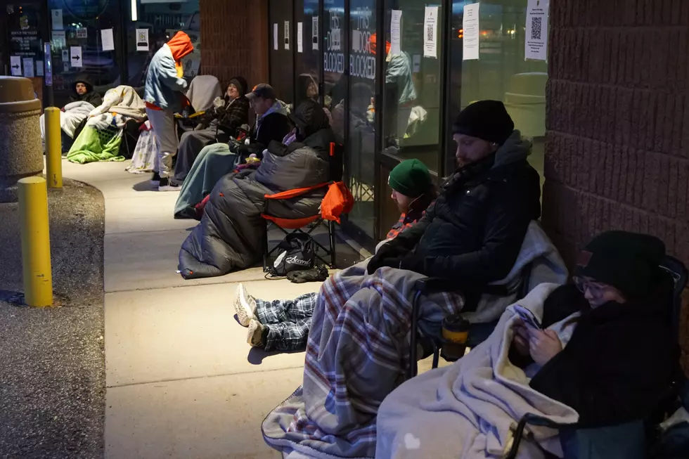 Hundreds Line Up Despite Cold Weather For Record Store Day &#8211; [PHOTOS]