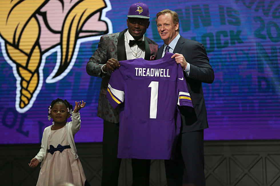Vikings Rookie Laquon Treadwell Snaps Picture Wearing Raiders Hat