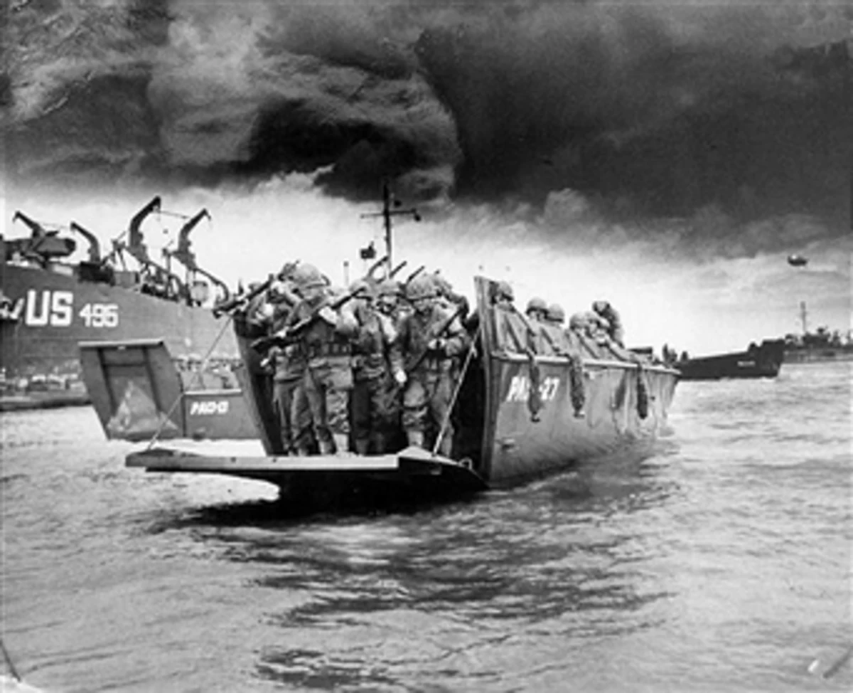Битва за нормандию. Высадка десанта в Нормандии в 1944. Оверлорд операция 1944. 6 Июня 1944 высадка в Нормандии. Высадка в Нормандии 1944 корабли.