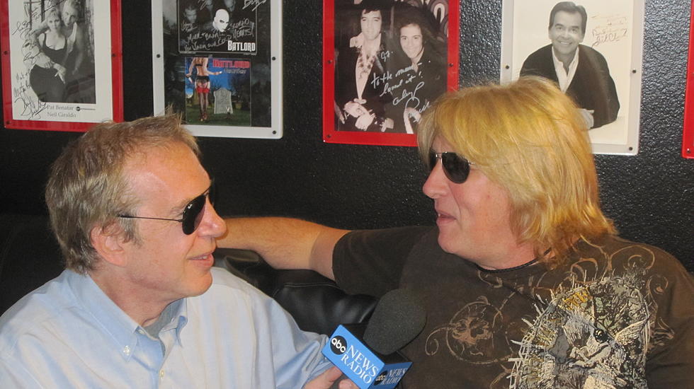 Newsman Dave Alpert Hanging Out With Def Leppard