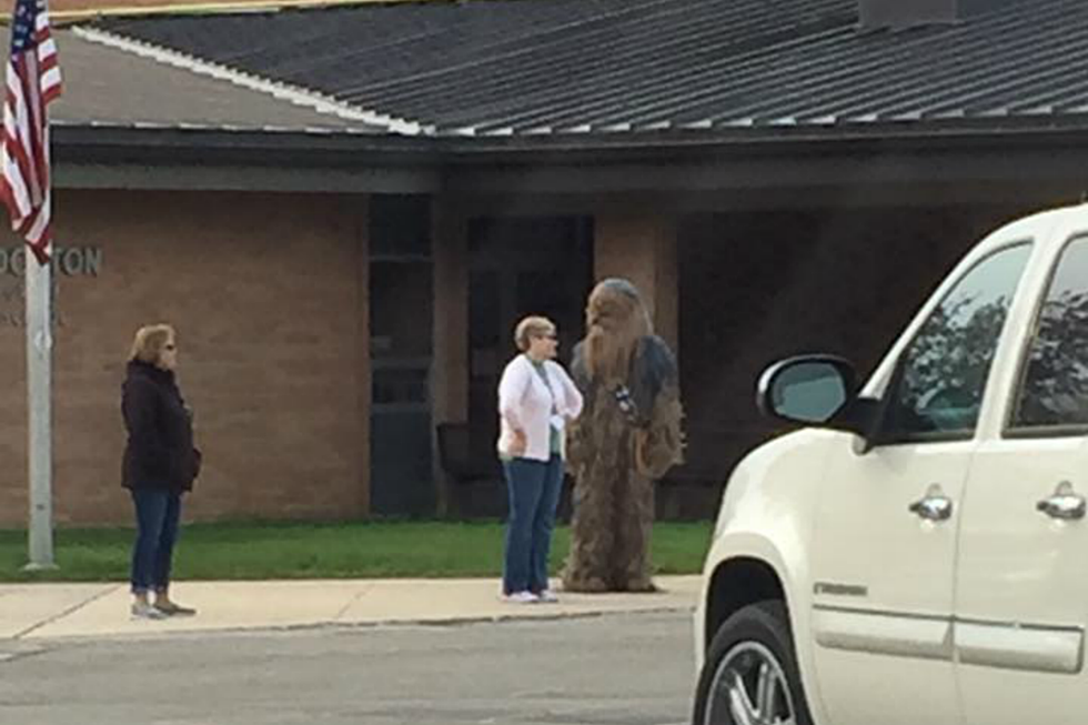 Star Wars Character Welcomes Students At Rockton School