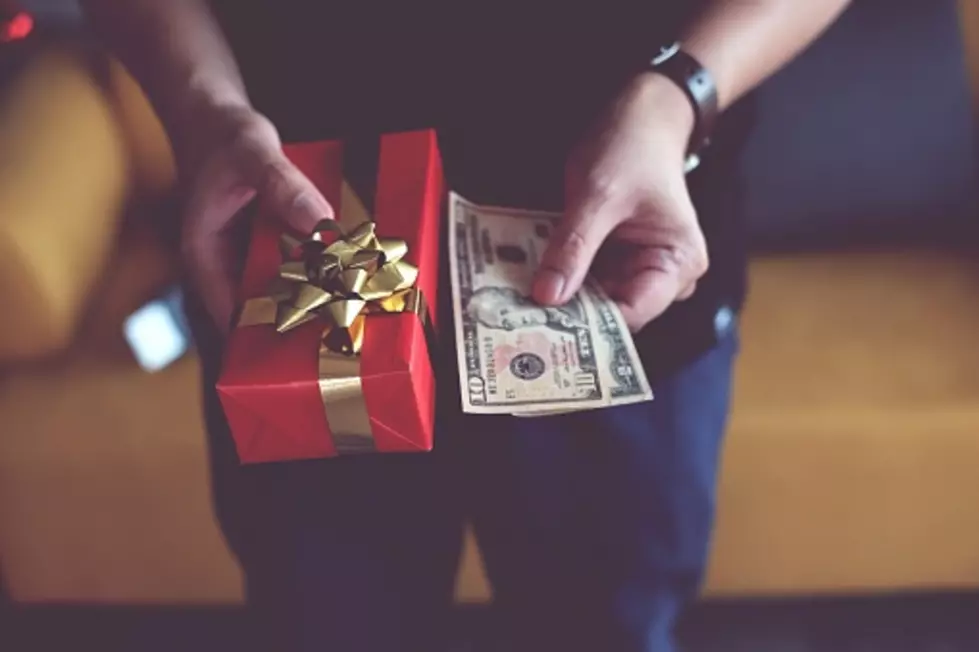Cash or Gift: Here’s What Illinoisans Prefer at Christmastime