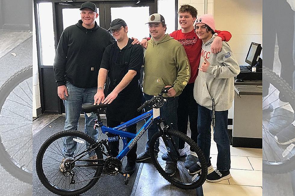 Iowa College Students Surprise Campus Worker With New Bike [PHOTO]