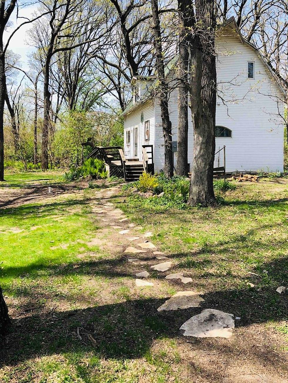 Old Iowa Barn Transformed Into Quaint Rustic Cabin [PHOTOS]